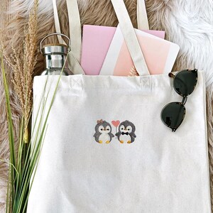 Pinguin Tasche bestickt / Geschenk für Freundin & Tierliebhaber / Liebe Geschenk / Stofftasche Herz / Paar Geschenk / Geburtstag Freundin imagen 6