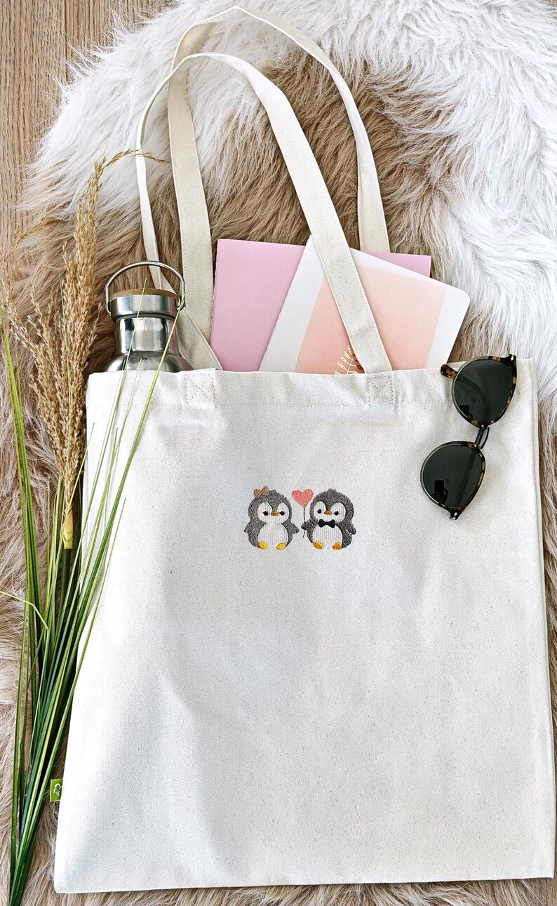 Pinguin Tasche bestickt / Geschenk für Freundin & Tierliebhaber / Liebe Geschenk / Stofftasche Herz / Paar Geschenk / Geburtstag Freundin imagen 6
