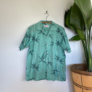 Waikiki 1960’s Hawaiian Shirt Mens Vintage Medium Green with Bamboo Gold Print Single Needle Mid Century