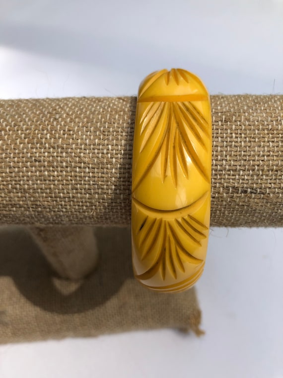 Bakelite Bangle Carved Bracelet 1930s 1940s Butter