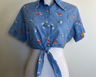 1970s Cropped Tie Front Blouse Wildflower Floral Print Blue Chambray Look Cotton Blouse Short Sleeves Cowgirl Summer