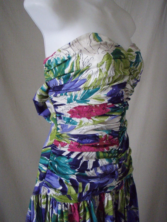 1980s Hawaiian Floral Strapless Party Dress Ruche… - image 3