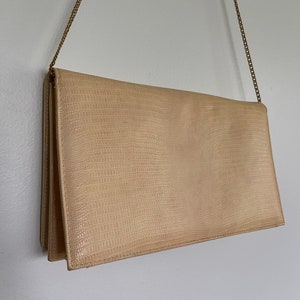 Cartera tipo sobre con relieve de serpiente en color beige melocotón con cadena dorada Cartera retro vintage de los años 70