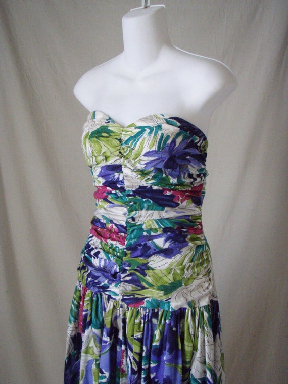 1980s Hawaiian Floral Strapless Party Dress Ruche… - image 4