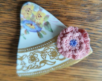 Brooch made from upcycled plate with crochet