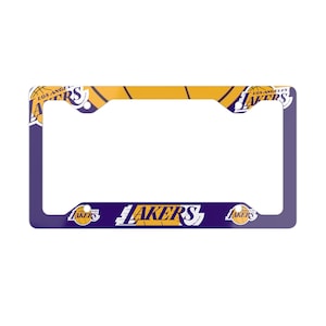 Puede incluir: Marco para matrícula de Los Angeles Lakers morado y dorado con un gráfico de baloncesto y el logotipo del equipo.