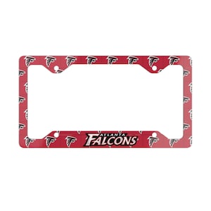 Puede incluir: Un marco de matrícula rojo con el logotipo y el nombre del equipo de los Atlanta Falcons. El marco tiene un patrón repetido del logotipo del equipo y el nombre del equipo en blanco. Diseñado para una placa de matrícula estándar.
