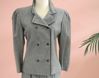 Ladies Light Grey Size 4-6 Two Piece Double-Breasted Ellen Tracy Suit, Work Attire, Circa 1970's Suit. Stand Up Collar Suit