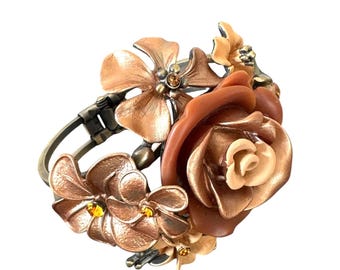 Bracelet manchette floral en laiton d'inspiration vintage vers les années 1990