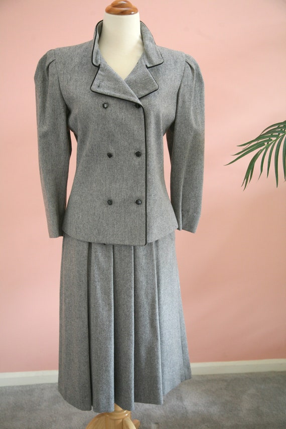 Ladies Light Grey Size 4-6 Two Piece Double-Breast