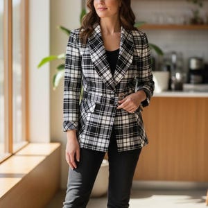 Peut inclure: Un blazer &agrave; carreaux noirs et blancs avec une taille ceintur&eacute;e. Le blazer est port&eacute; avec un pantalon noir. La tenue est un look classique et polyvalent. Le blazer a un col crant&eacute; et des manches longues.