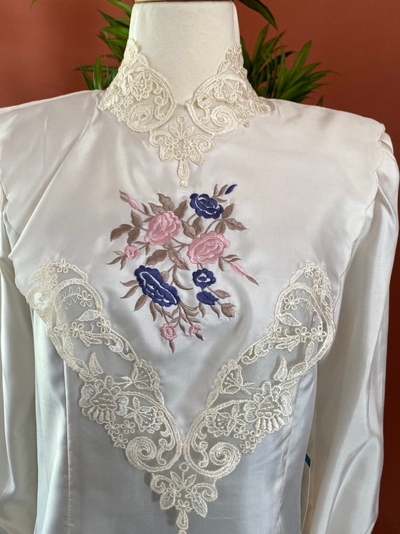 Ladies Cream Colored Lace Trimmed Embroidered Bib 