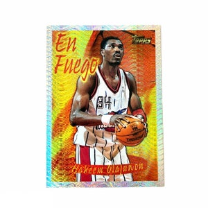 vintage années 1990 90s 1996-97 Topps Seasons Best En Fuego Insert Hakeem Olajuwon #2 Houston Rockets NBA Basketball Sports Card