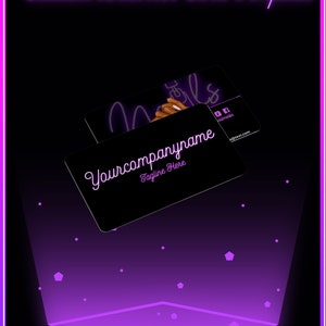 Puede incluir: Plantilla de tarjeta de visita negra con el texto "Yourcompanyname" y "Tagline Here" en escritura blanca. La tarjeta está sobre un fondo negro con un borde y acentos de neón púrpura. Las palabras "Editable Business Card Template" están en la parte superior.