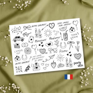 Pode incluir: Uma folha branca com ilustra&ccedil;&otilde;es em linha preta de cora&ccedil;&otilde;es, la&ccedil;os, ta&ccedil;as de champanhe e texto em franc&ecirc;s. A folha inclui a bandeira francesa e as palavras "party skin". O fundo &eacute; um tecido verde claro.