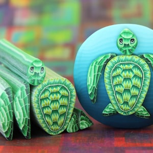 Op de afbeelding: Een set polymer clay-staven met een groen en geel zeeschildpadontwerp. De staven zijn gestapeld, met het schildpadontwerp zichtbaar op de bovenste en onderste staven. Een apart rond polymer clay-stuk toont een groen en geel zeeschildpadontwerp op een blauwe achtergrond.