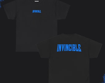 Camiseta gráfica Invincible: logotipo azul, estampado frontal y trasero.
