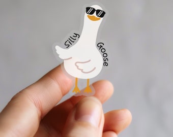 Op de afbeelding: Een sticker met een witte gans die een zonnebril draagt met de tekst "Silly Goose".
