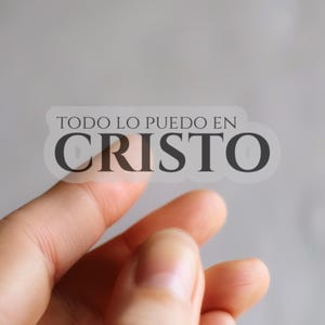 Puede incluir: Una pegatina transparente con el texto "TODO LO PUEDO EN CRISTO" en letras negras.