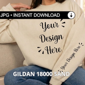 Puede incluir: Una sudadera Gildan 18000 color arena con el texto "Your Design Here" en escritura negra en la parte delantera y la manga. La imagen incluye una pancarta "JPG • DESCARGA INSTANTÁNEA" con una flecha hacia abajo.