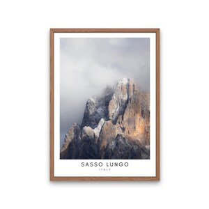 Sasso Lungo Dolomiten Druckbares Poster – Dolomiten Sassolungo Bergposter | Italienische Landschaft Digitale Kunst