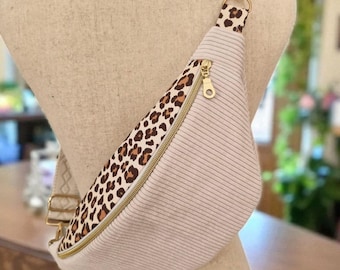 Riñonera de mujer de pana color crudo con estampado de leopardo – Forro color crudo, varios tamaños disponibles