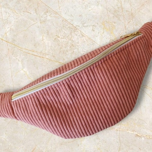 Sac banane femme en velours côtelé vieux rose – accessoire doux et tendance – sac bandoulière fait main en France – idée cadeau pour femme