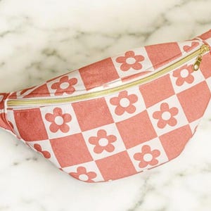 Sac banane femme rose pâle doux à motif fleurs blanches, sac bandoulière femme fait main, sac ceinture tissu rose, idée cadeau femme