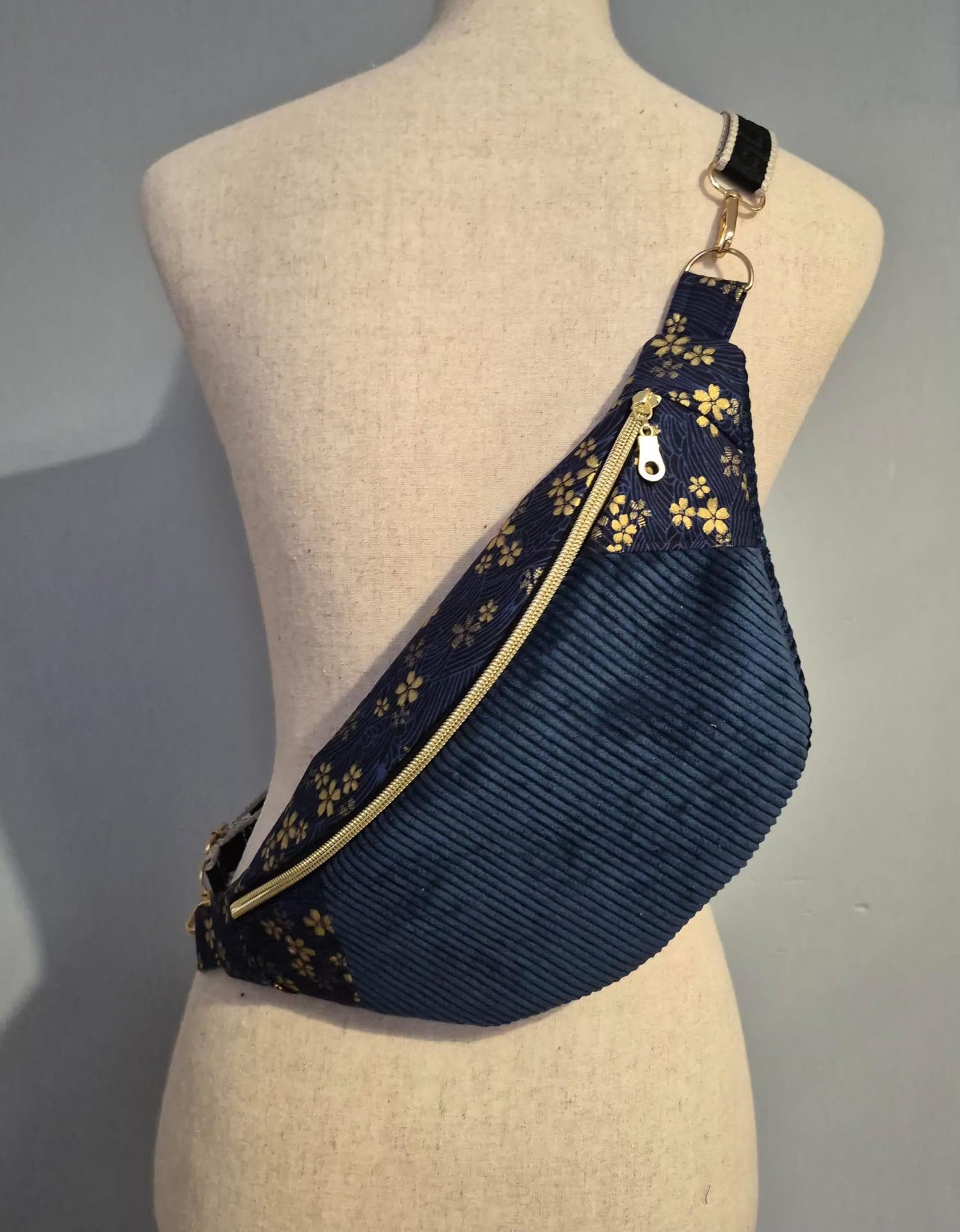 Sac à Main Bandoulière Tapisserie Fleurie Rose – Fait Main, Taille M, Vegan