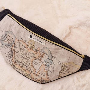 Sac banane en velours côtelé noir , carte du monde , idée cadeau anniversaire , fête de mère , noël