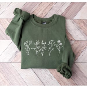 Wildflower Sweatshirt, Botanical Sweatshirt, Floral Cottagecore Shirt, Flower Shirt, Nature Shirt, Wildflower Tshirt,Wild Flower Shirt