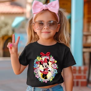 Peut inclure: Panneau en bois rustique avec l'inscription "Welcome to our home" en lettres blanches. Le panneau pr&eacute;sente une finition vieillie et un design simple et accueillant, id&eacute;al pour un porche ou une entr&eacute;e.