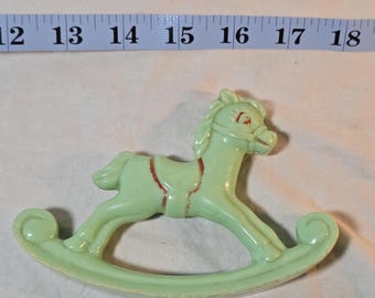 Sonaglio a dondolo vintage per neonati, a forma di cavallo, verde acqua e rosso, funzionante!