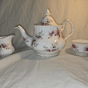 Teiera, lattiera e zuccheriera vintage Royal Albert con decorazione a rosa lavanda, realizzate in porcellana Bone China in Inghilterra.