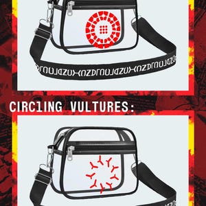 Op de afbeelding: Transparante crossbodytas met zwarte rand en een zwarte band met witte tekst. De tas heeft een rood cirkelvormig ontwerp. De tekst "DEMA" en "CIRCLING VULTURES" is zichtbaar.