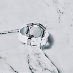 Relógio Casio GA-2100 G-Shock – Caixa de metal e pulseira de borracha modificadas – Mostrador branco imagem 4