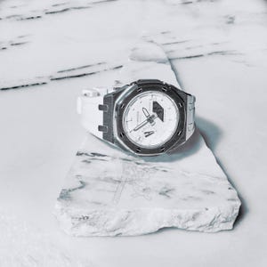 Relógio Casio GA-2100 G-Shock – Caixa de metal e pulseira de borracha modificadas – Mostrador branco imagem 2