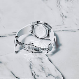 Relógio Casio GA-2100 G-Shock – Caixa de metal e pulseira de borracha modificadas – Mostrador branco imagem 3