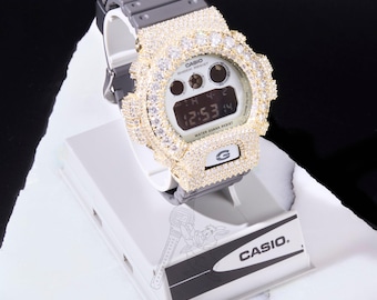 Relógio masculino Casio G-Shock DW6900 branco cravejado com moissanita, modelo D, cor VVS.