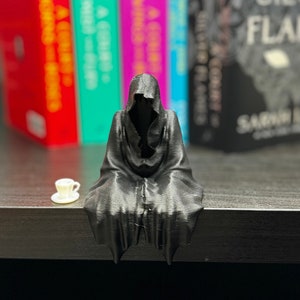Sitzendes Gespenst Buch Dekor Suriel Bücherwurm Geschenk Fantasy Sitzen Ghoul Bücherregal Dekor Gruseliger Suriel mit Teetasse Bücherregal Zubehör
