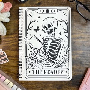 Diário Tarot Caderno Espiral Witchy Fantasy Reading Log Bookish TBR Tracker Magic Planner Diário para Leitores e Amantes de Tarô