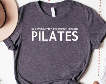 In een toegewijde relatie met pilatesshirt | Grappig pilates-T-shirt | Cadeau voor pilatesliefhebbers | Uniseks pilateskleding | Workout-T-shirt
