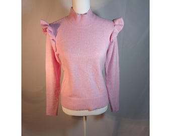 Suéter rosa de mujer, talla desconocida, cuello alto, hombros con volantes, manga larga