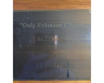 Placa de madera de latón con frase humorística de Robinson Crusoe para pared, decoración de oficina y viernes