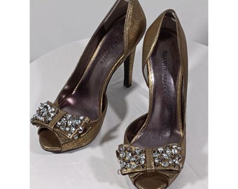 Jeffrey Tyler Shoes Womens Size 8.5 Gold Emerald Peep Toe Heels Jeweled Bow