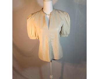 Blusa Steve Madden para mujer, de piel sintética beige medio, con mangas abullonadas y cuello en V