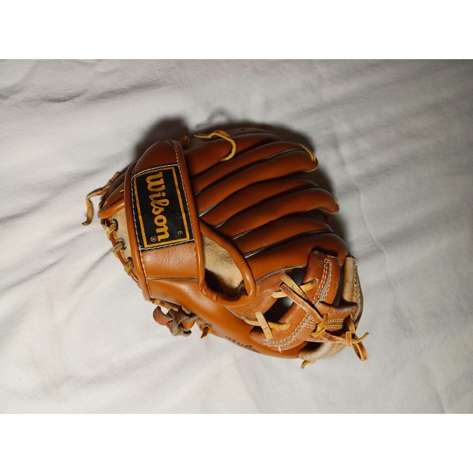 Gant de baseball en bois fabriqué à la main contenant une balle, une