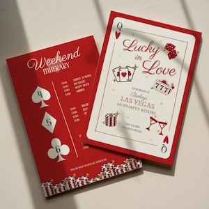 Könnte beinhalten: Rote und cremefarbene Einladungskarten mit Casino-Motiv. Auf einer Karte steht "Weekend Itinerary" mit Spielkartensymbolen. Auf der anderen Karte steht "Lucky in Love" mit Spielkartenfarben, Würfeln und Casino-Chips. Die Einladung ist für ein Junggesellinnenabschieds-Wochenende in Las Vegas.