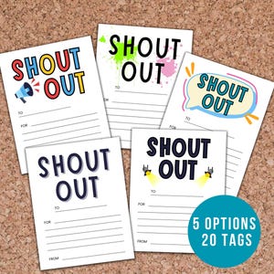 Pode incluir: Cinco etiquetas de presente brancas com as palavras "SHOUT OUT" em várias fontes coloridas. Cada etiqueta tem linhas para "PARA" e "DE", com uma etiqueta circular que diz "5 OPÇÕES 20 ETIQUETAS". O fundo é uma placa de cortiça.