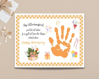 Puede incluir: Una tarjeta blanca con un borde a cuadros amarillo y blanco. La tarjeta tiene una huella de mano naranja con el texto "this little handprint, so full of cheer. Is a gift of love for those I hold dear. Happy Anniversary" en negro.